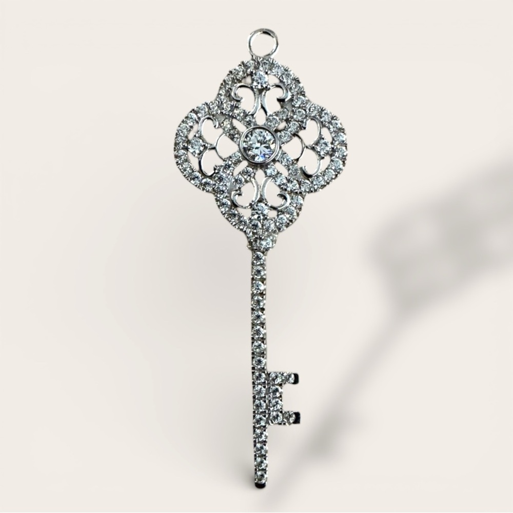 Sterling silver key CZ’s - beautiful sparkle💎
Pendant cubic zirconia .925 2.25”
